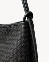The Embellie in Noir Mat, close-up of the leather ring-loop and round cord handle