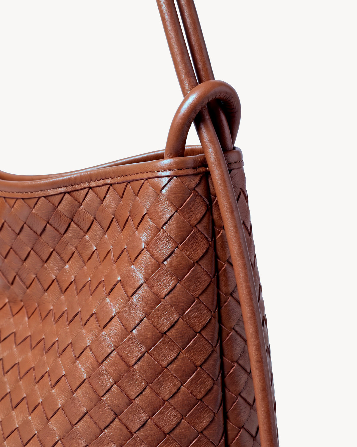 The Embellie Grand in Caramel, close-up of the leather ring-loop and round cord handle