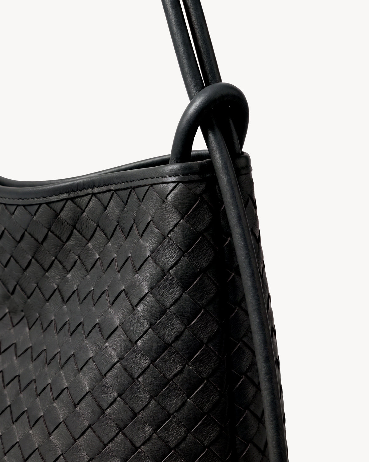 The Embellie Grand in Noir Mat, close-up of the leather ring-loop and round cord handle