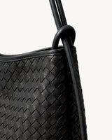 The Embellie Grand in Noir Mat, close-up of the leather ring-loop and round cord handle
