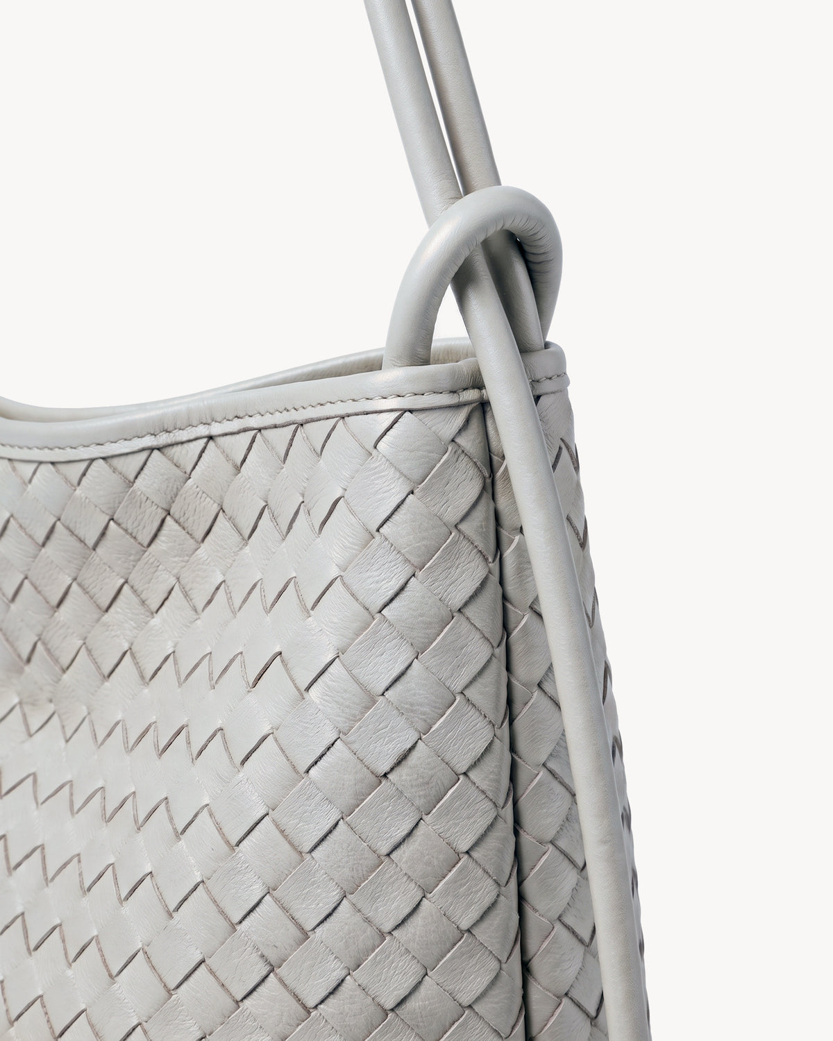 The Embellie in Écru, close-up of the leather ring-loop and round cord handle
