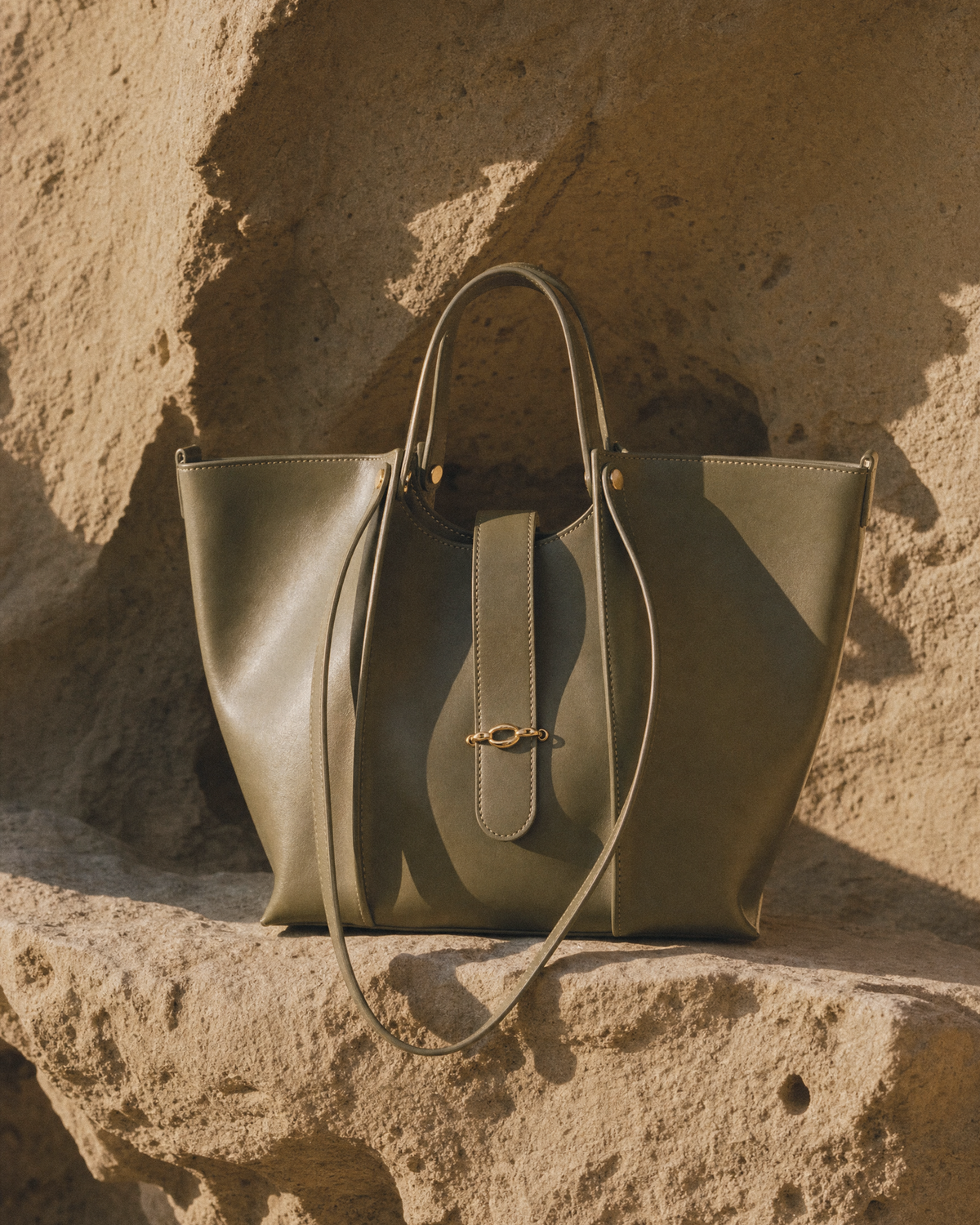 The Havre Buckle in Olive on a sandstone ledge