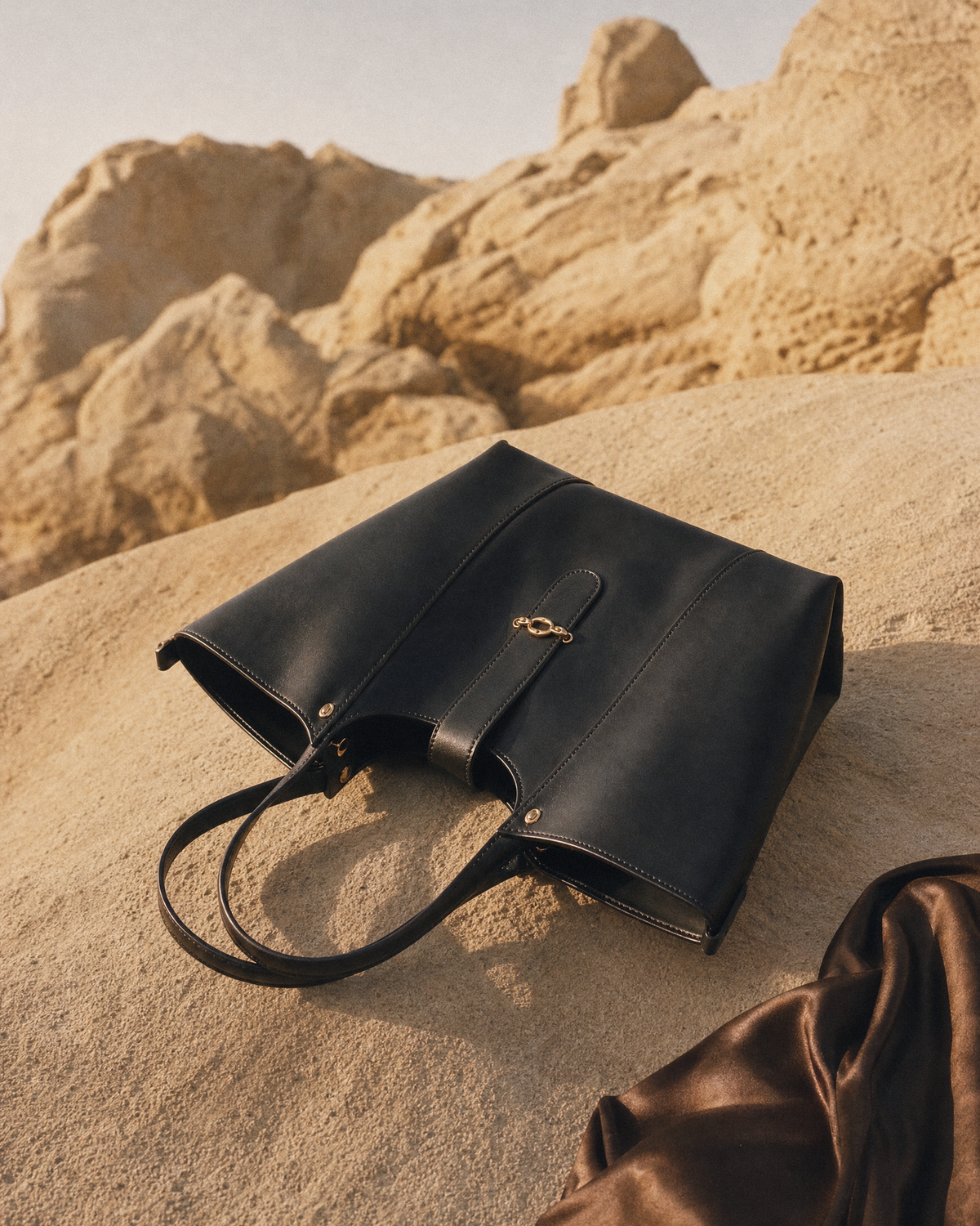The Havre Buckle in Noir on a sandstone ledge