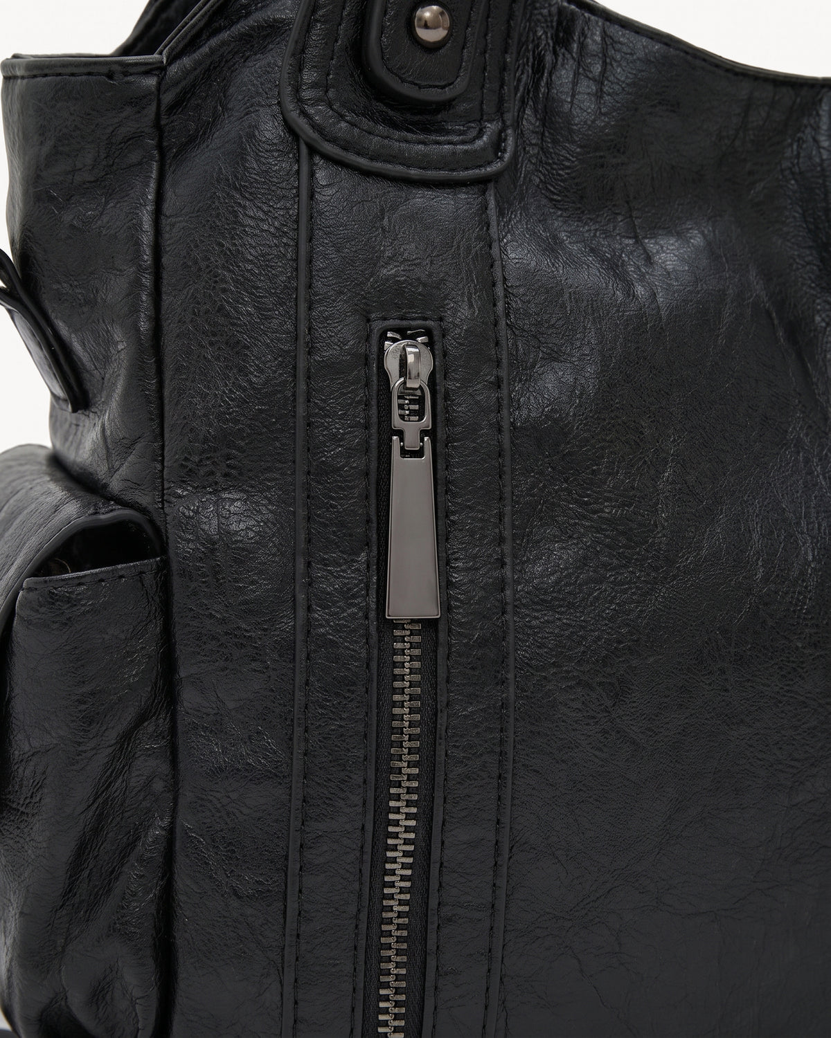 The Estran in Noir, front zip pocket detail