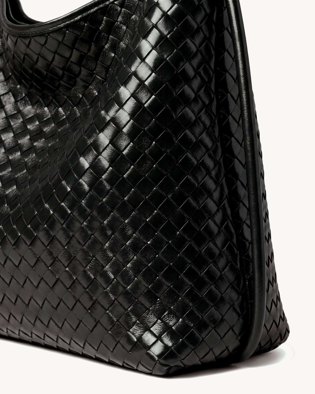 The Embellie in Noir, close-up of the hand-woven leather