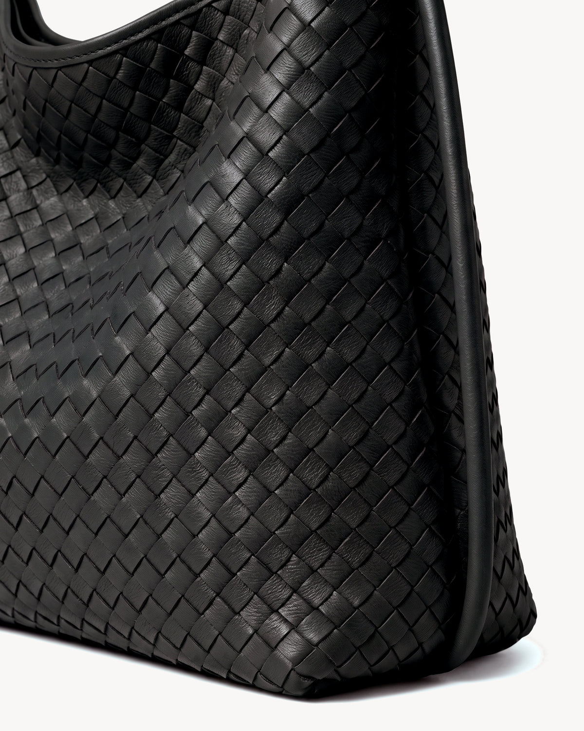 The Embellie Grand in Noir Mat, close-up of the hand-woven leather
