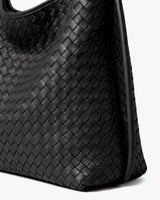 The Embellie Grand in Noir Mat, close-up of the hand-woven leather
