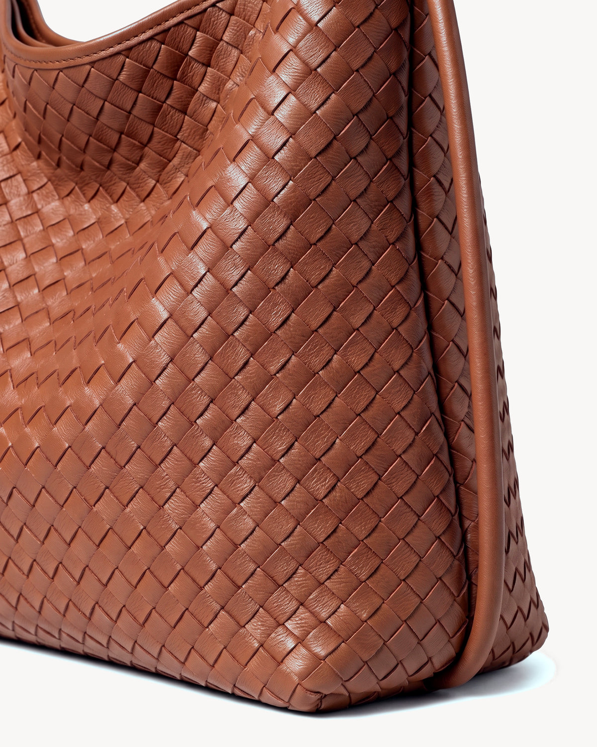 The Embellie Grand in Caramel, close-up of the hand-woven leather