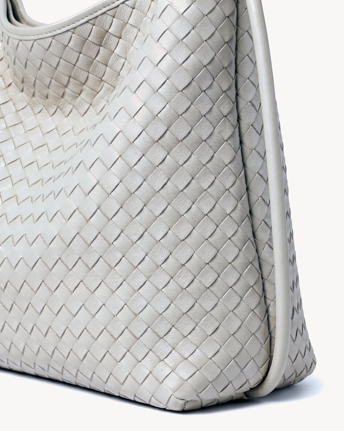 The Embellie Mini in Écru, close-up of the hand-woven leather