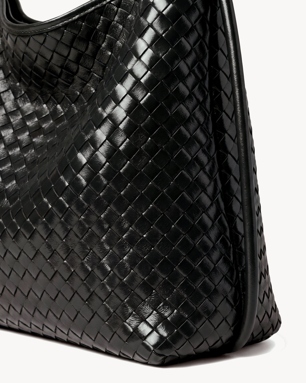 The Embellie Grand in Noir, close-up of the hand-woven leather