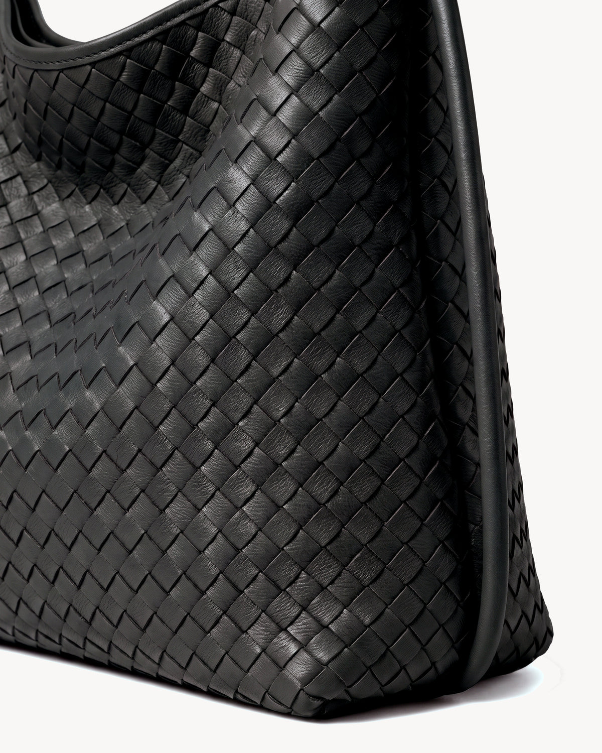 The Embellie in Noir Mat, close-up of the hand-woven leather