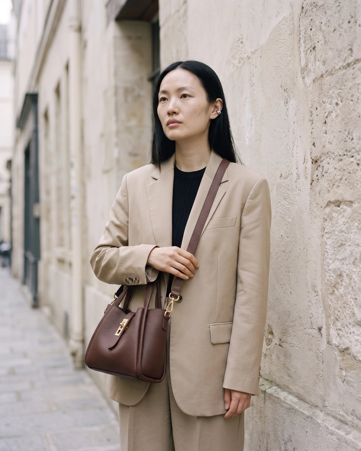 The Grève in Chocolate worn on the shoulder with its detachable strap