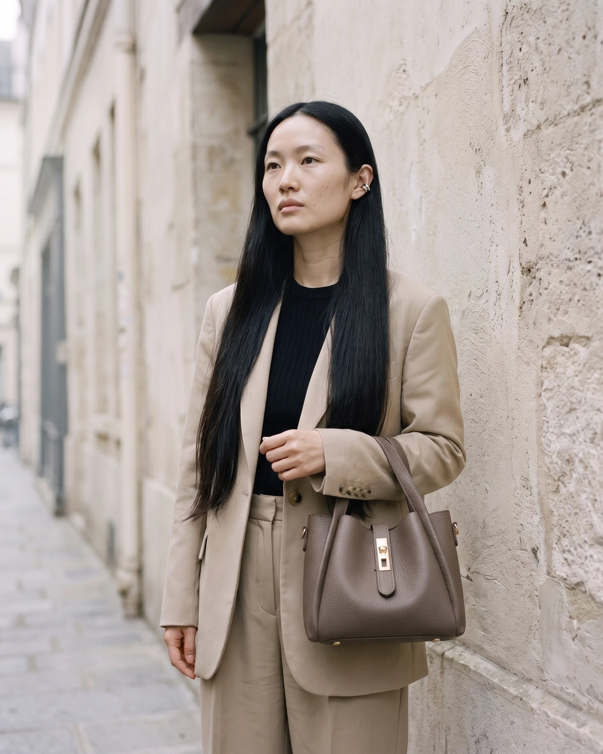 The Grève in Taupe carried by hand along a limestone wall