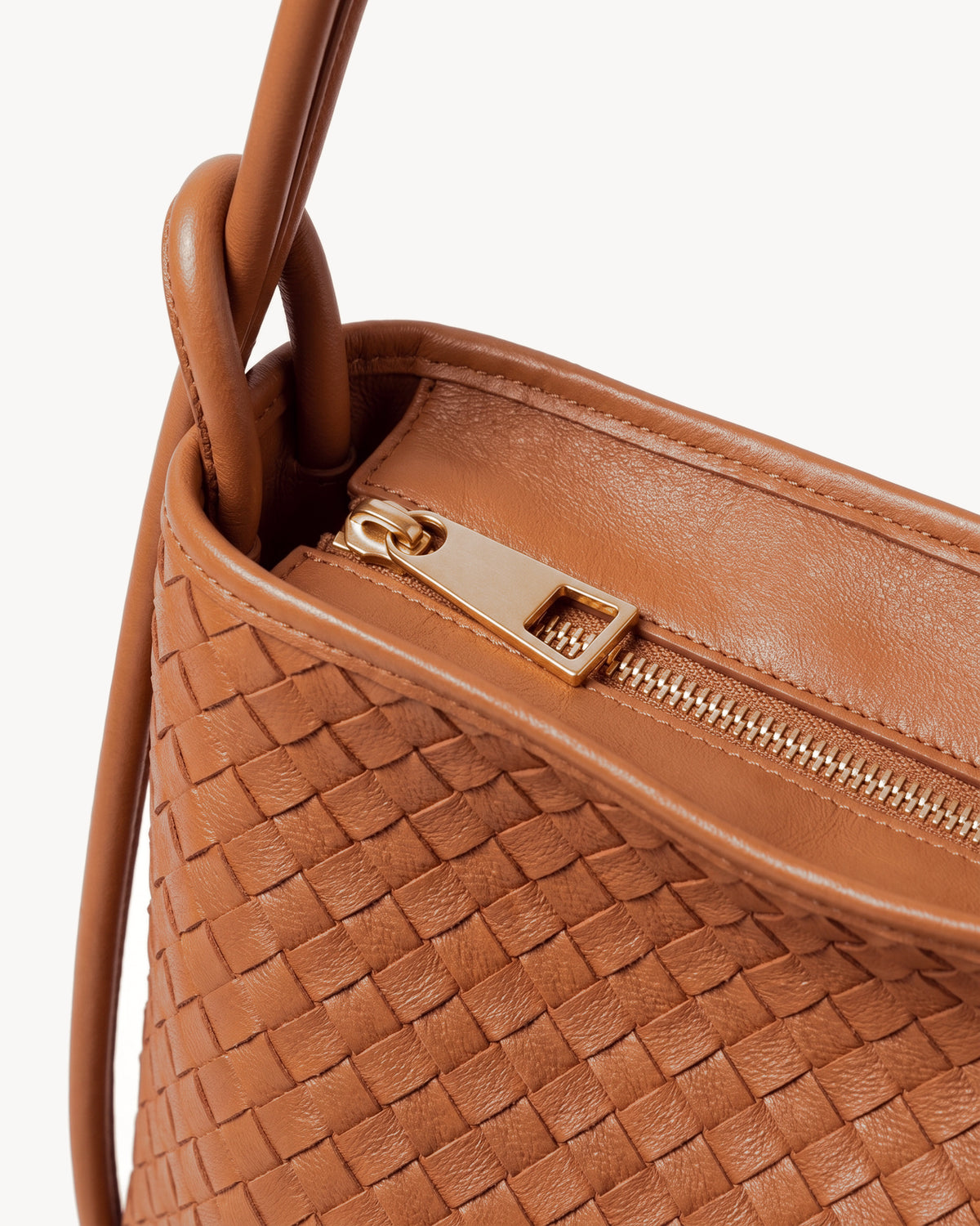 The Embellie in Cognac, close-up of the top zip closure