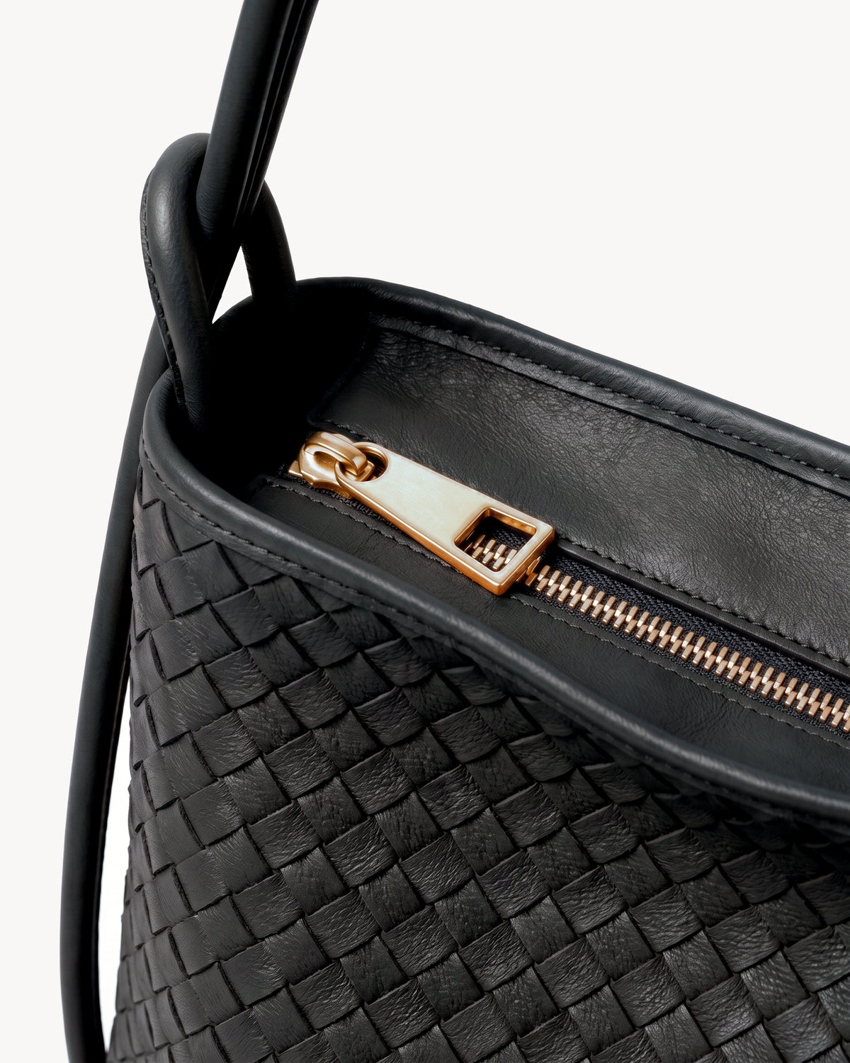 The Embellie in Noir Mat, close-up of the top zip closure