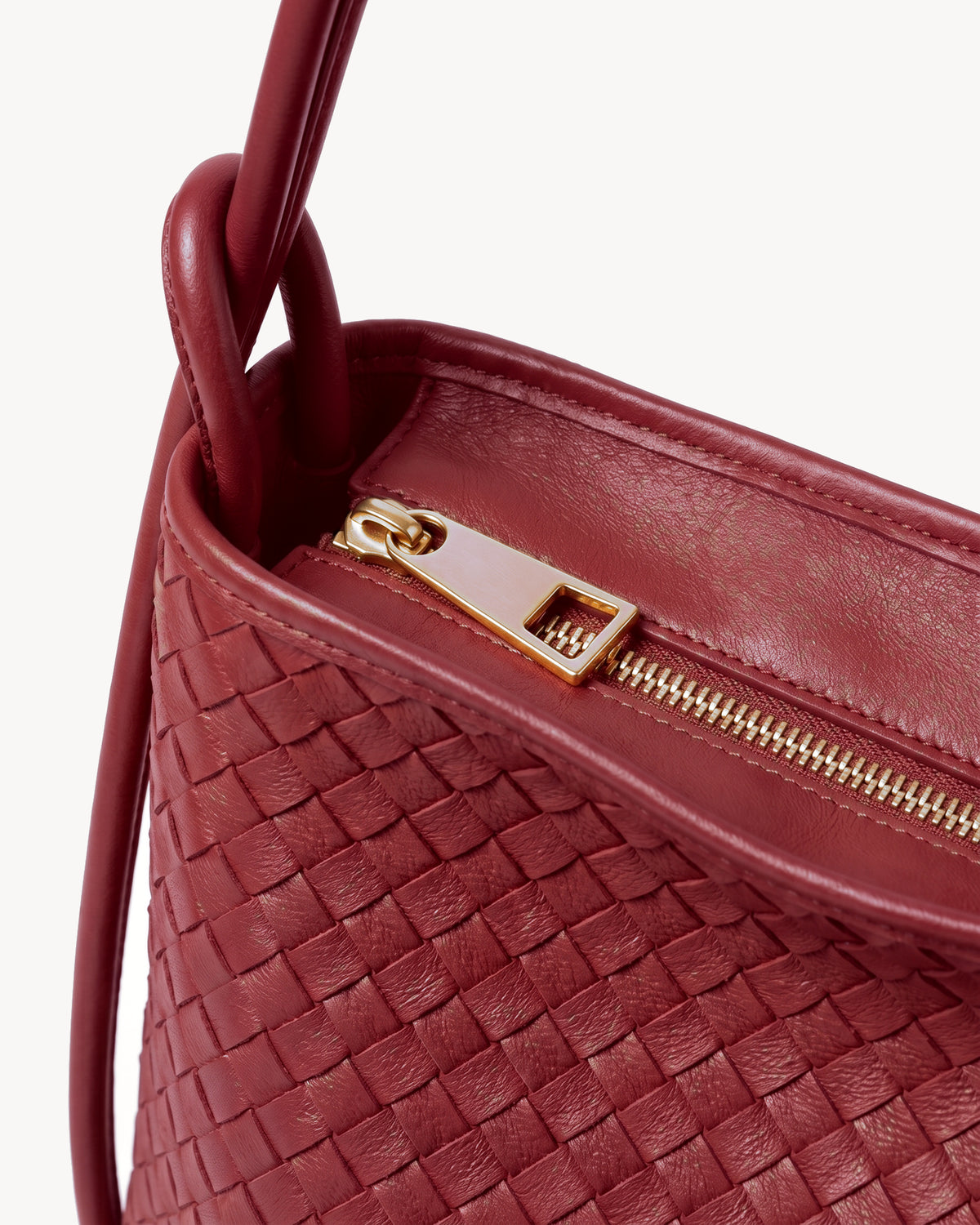 The Embellie in Bordeaux, close-up of the top zip closure