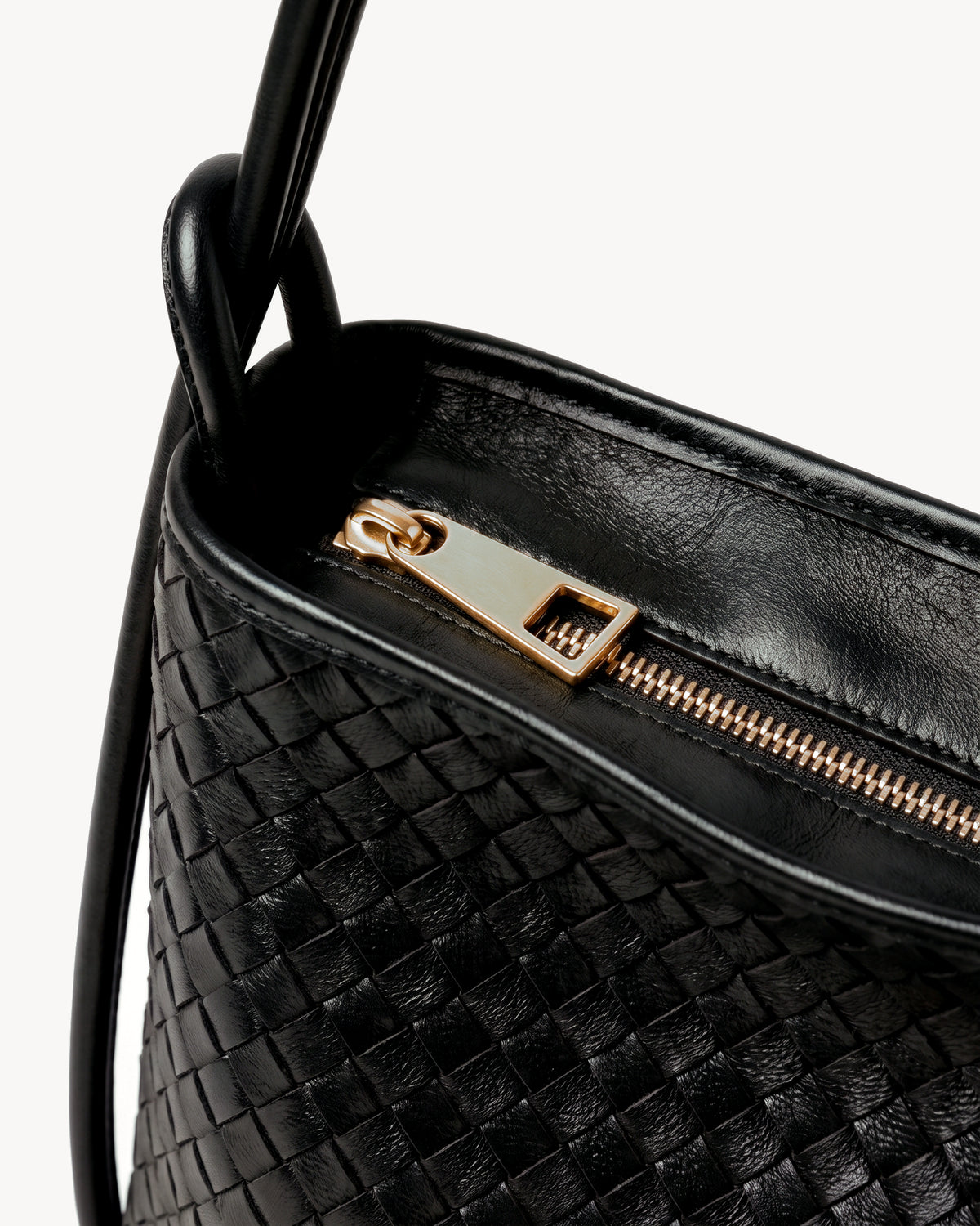 The Embellie in Noir, close-up of the top zip closure
