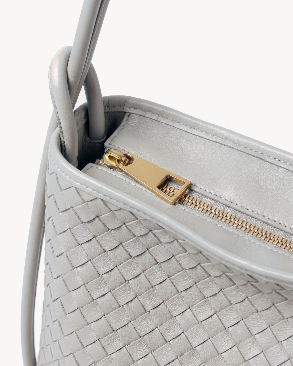 The Embellie in Écru, close-up of the top zip closure