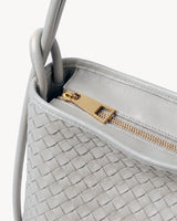The Embellie in Écru, close-up of the top zip closure
