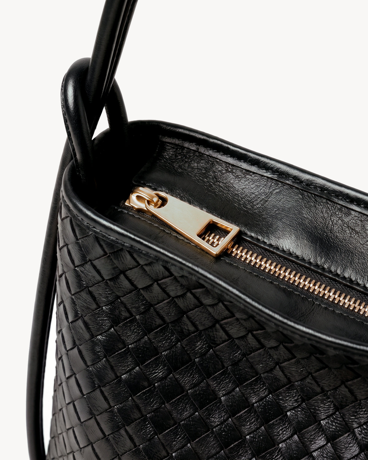 The Embellie Grand in Noir, close-up of the top zip closure