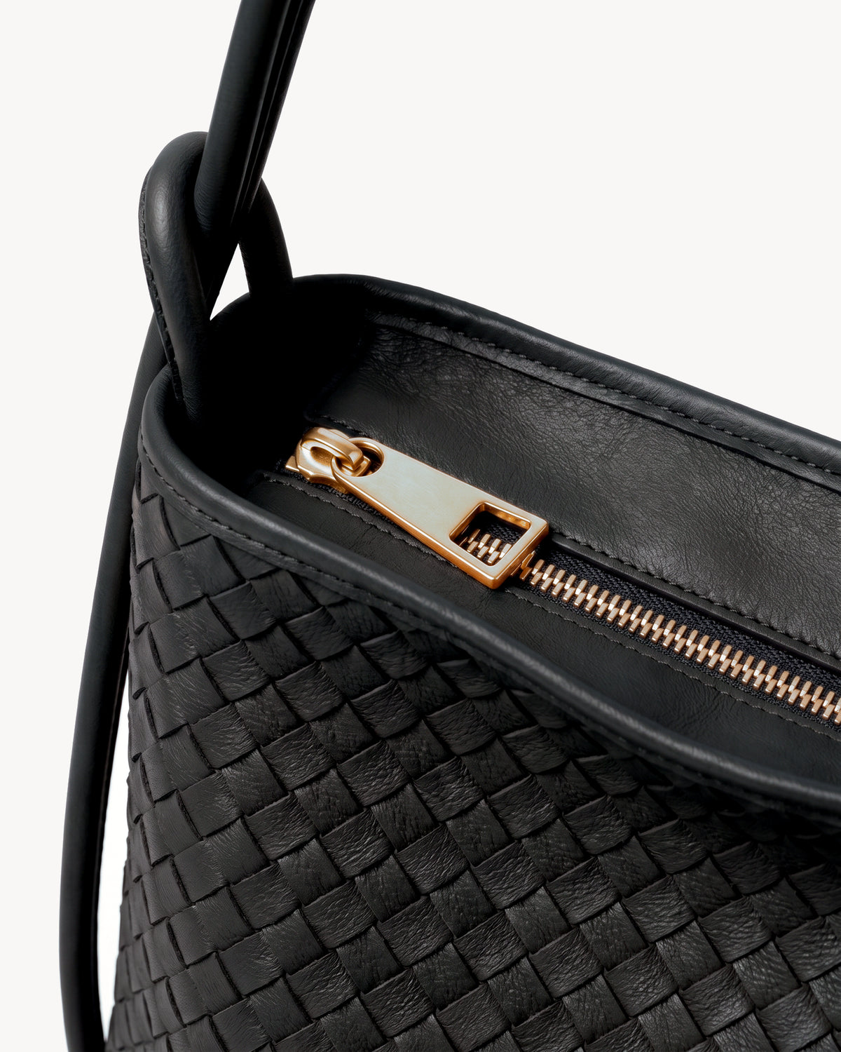 The Embellie Grand in Noir Mat, close-up of the top zip closure