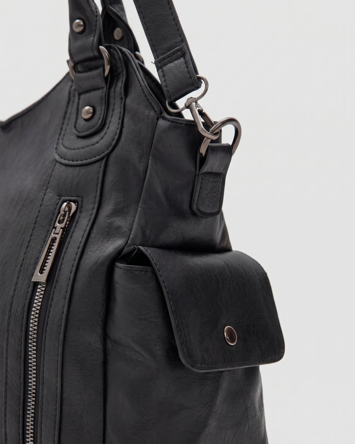 The Estran in Noir, side snap pocket and strap ring