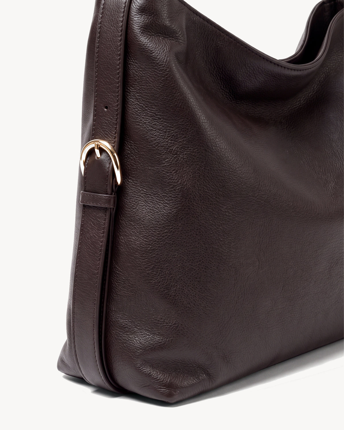 The Jusant in Chocolate, close-up of the strap and hardware detail