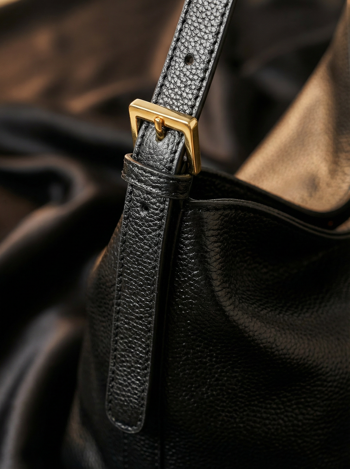 Close-up of the strap and gold buckle on The Houle Petite in Noir