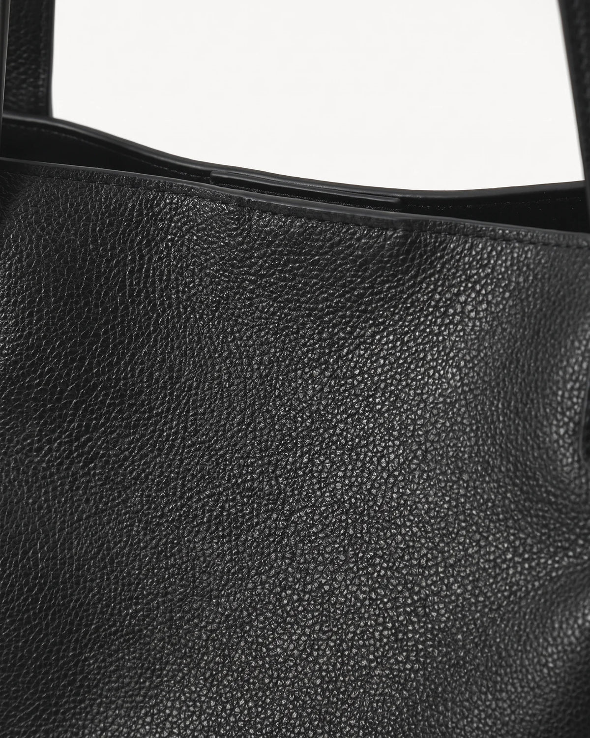 Close-up of Embrun Grainé in Noir