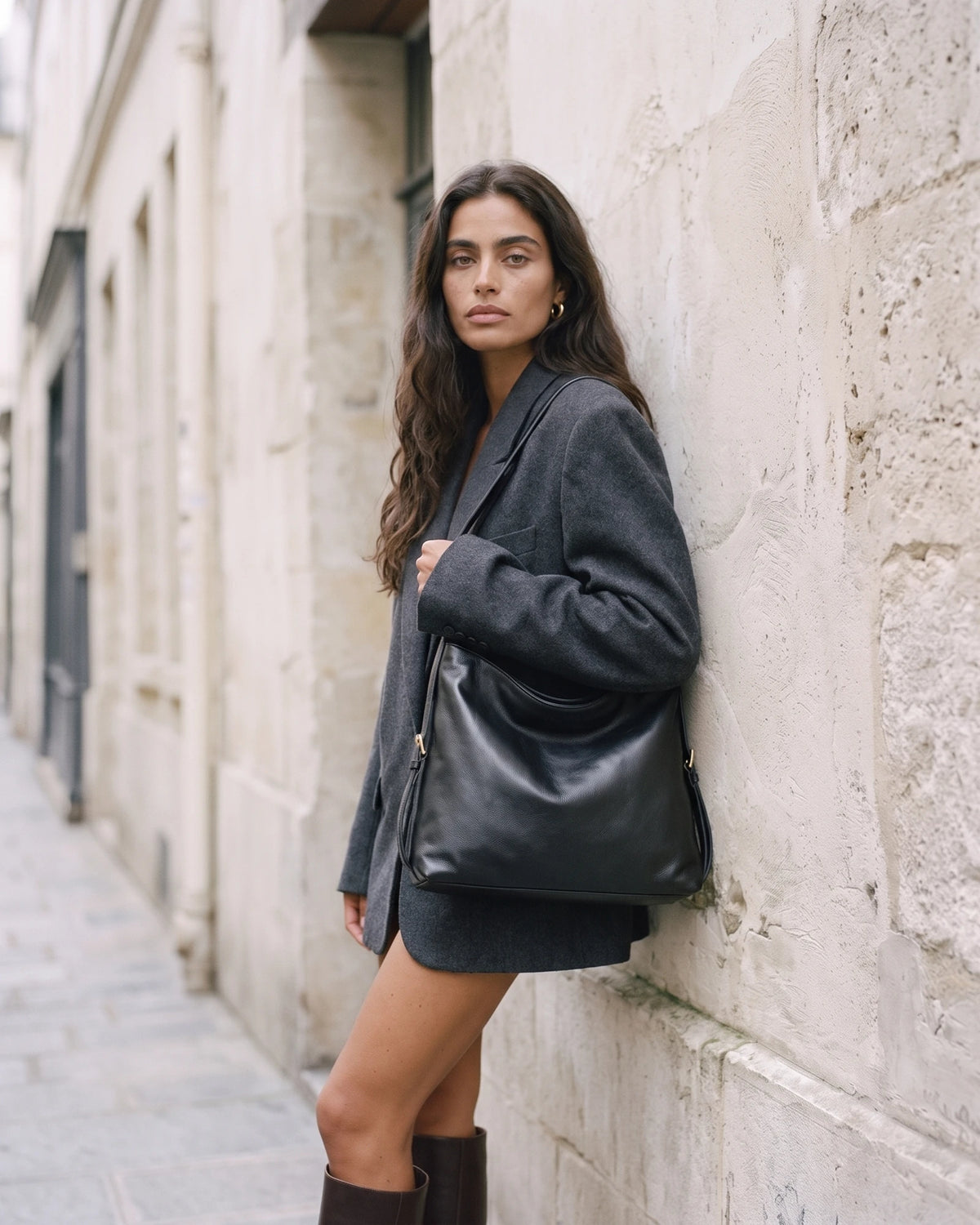 The Jusant in Noir worn on the shoulder