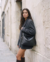 The Jusant in Noir worn on the shoulder